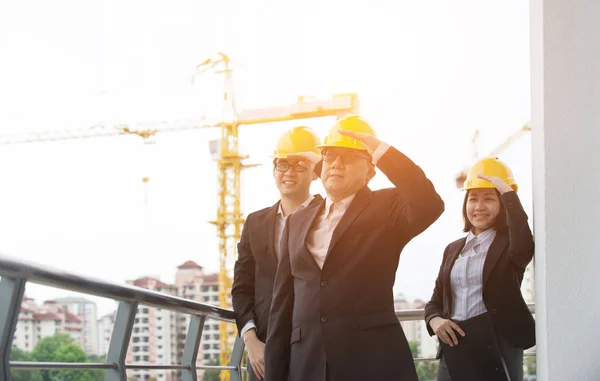 Team of engineers at the construction — Stock Photo, Image