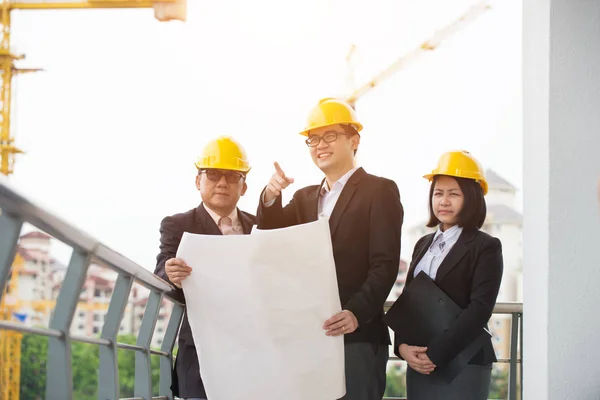 Team of engineers at the construction — Stock Photo, Image