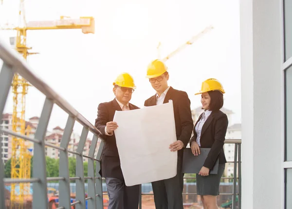 Equipo de ingenieros en la construcción — Foto de Stock