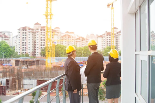 Team of engineers at the construction — Stock Photo, Image