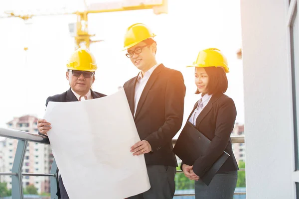 Team of engineers at the construction — Stock Photo, Image