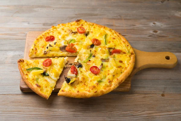 Deliciosa fatia de pizza — Fotografia de Stock