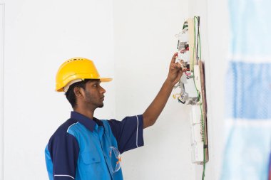  Elektrikçi geçiş panosu ile çalışma