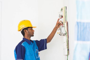  Elektrikçi geçiş panosu ile çalışma