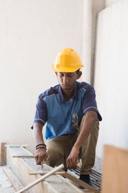 İnşaat işçisi tuğla döşeme