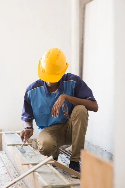 Contruction worker laying bricks — Stock Photo, Image