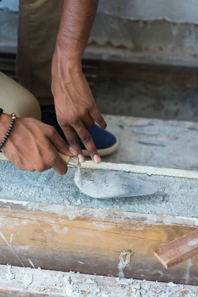 Trabalhador da construção civil que coloca tijolos — Fotografia de Stock