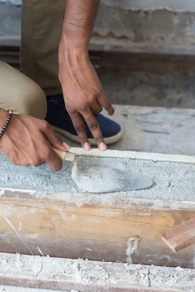 Trabalhador da construção civil que coloca tijolos — Fotografia de Stock
