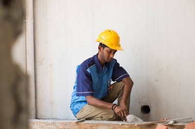 İnşaat işçisi tuğla döşeme