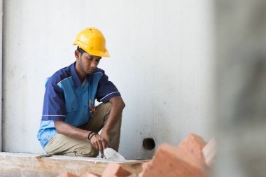 İnşaat işçisi tuğla döşeme