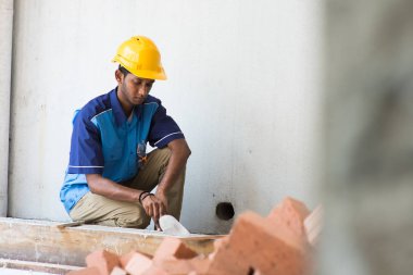 İnşaat işçisi tuğla döşeme