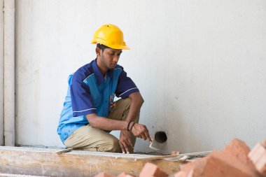 İnşaat işçisi tuğla döşeme