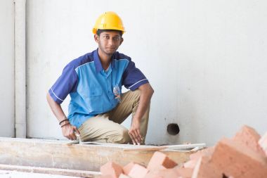 İnşaat işçisi tuğla döşeme
