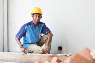 İnşaat işçisi tuğla döşeme