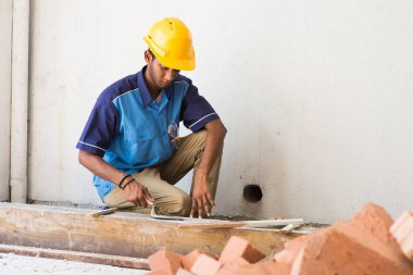 İnşaat işçisi tuğla döşeme