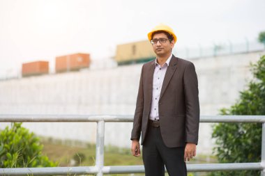  Sarı sert erkek mühendis 