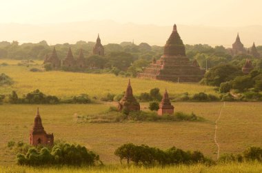 günbatımı üzerinde bagan tapınakları