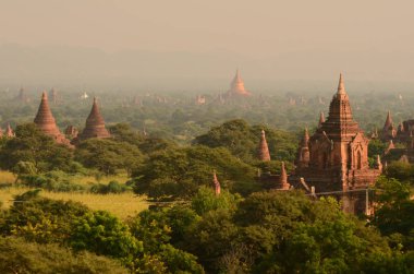 günbatımı üzerinde bagan tapınakları