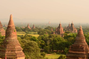 günbatımı üzerinde bagan tapınakları