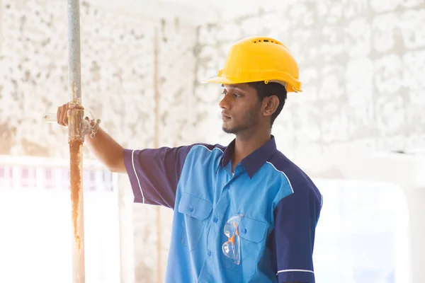 Plumber fixing water pipe — Stock Photo, Image