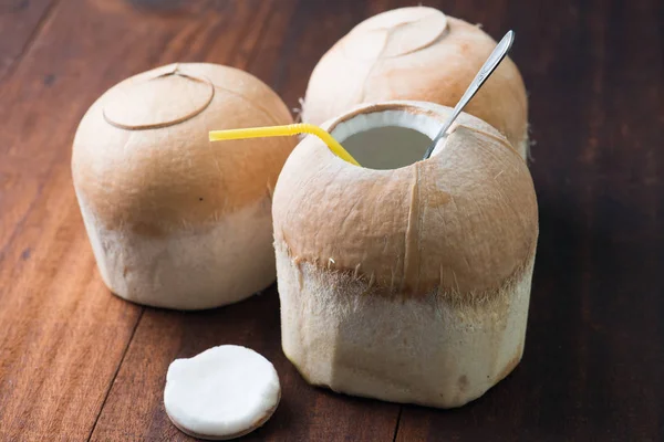 Kokosnøttdrikk med halm og skje – stockfoto