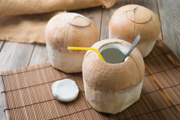 Bebida de coco con paja y cuchara — Foto de Stock