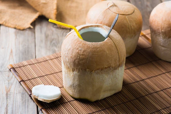 Boisson à la noix de coco avec paille et cuillère — Photo