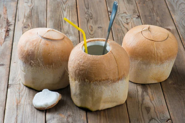 Bebida de coco con paja y cuchara — Foto de Stock