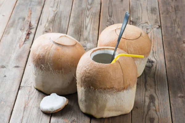 Bebida de coco com palha e colher — Fotografia de Stock