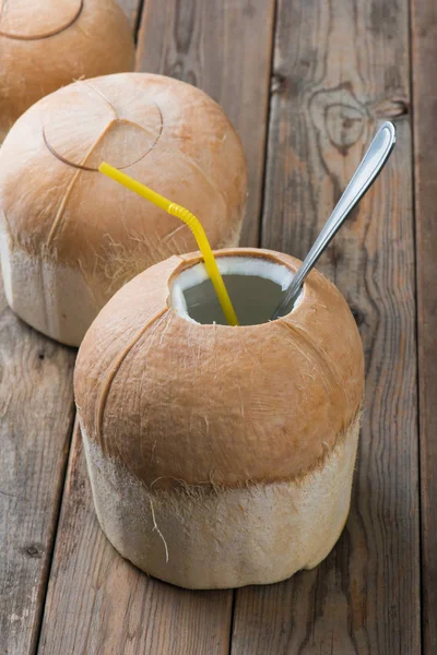 Boisson à la noix de coco avec paille et cuillère — Photo