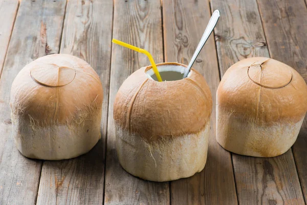 Bebida de coco con paja y cuchara — Foto de Stock