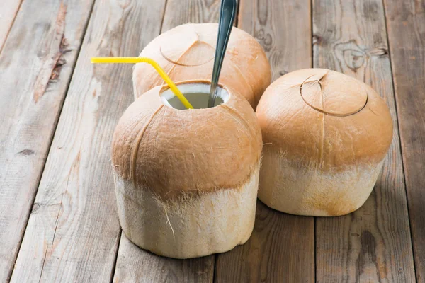Bebida de coco con paja y cuchara — Foto de Stock