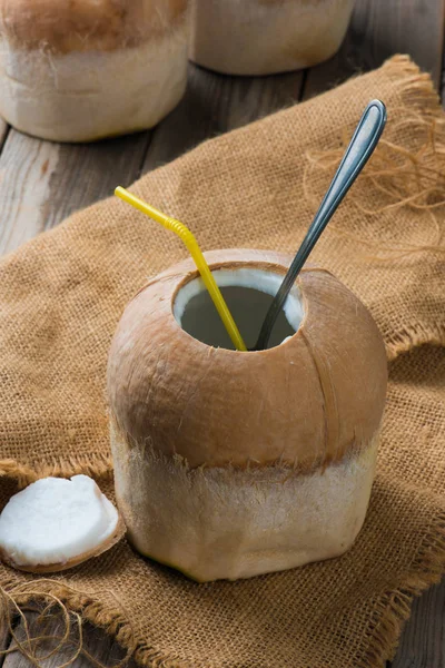 椰子饮料吸管与勺子 — 图库照片