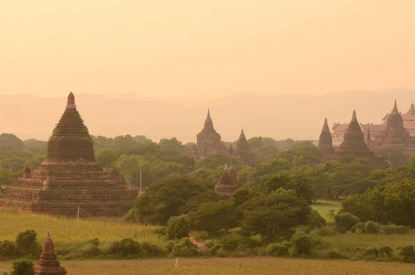 Matahari terbenam di atas kuil Bagan — Stok Foto