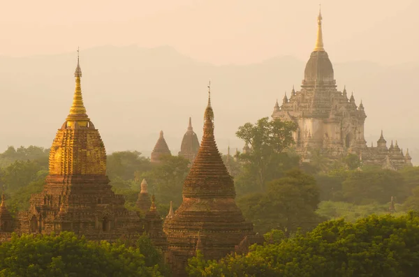 Günbatımı üzerinde bagan tapınakları — Stok fotoğraf