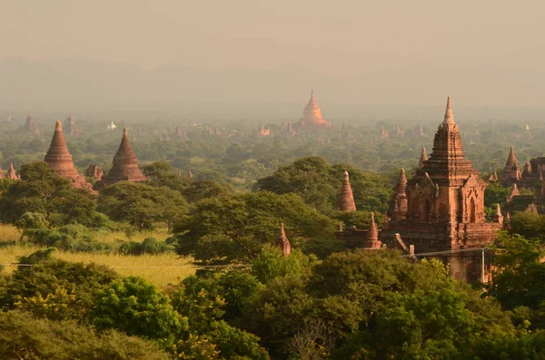 Puesta de sol sobre los templos de Bagan — Foto de Stock