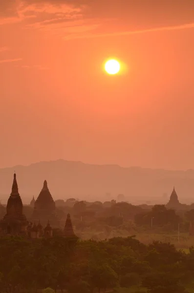 Matahari terbenam di atas kuil Bagan — Stok Foto