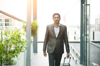 Havaalanında yürüyen adam