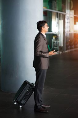 Havaalanında yürüyen adam