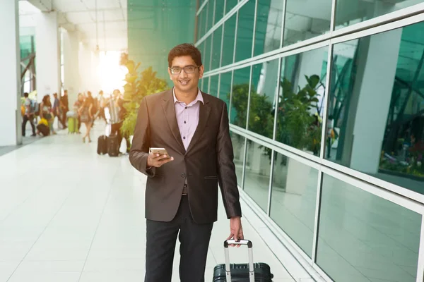 Giovanotto all'aeroporto — Foto Stock