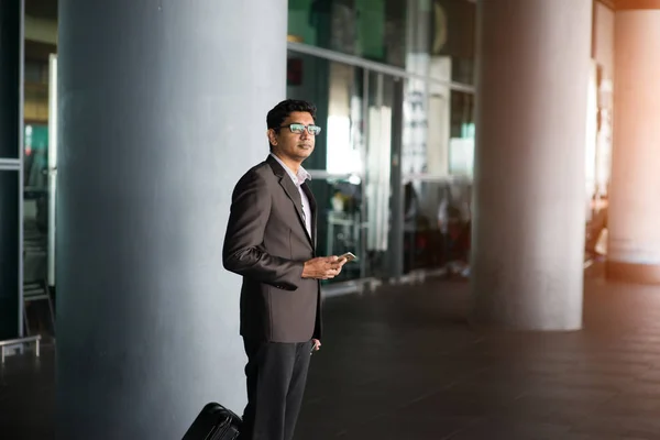 Uomo a piedi in aeroporto — Foto Stock