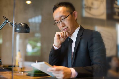 Tablet kullanan adam