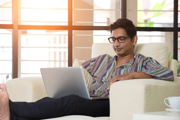 Mann benutzt Computer auf Sofa — Stockfoto