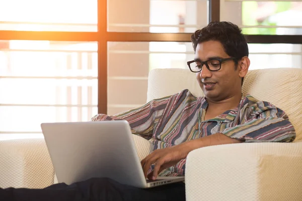 Mann benutzt Computer auf Sofa — Stockfoto