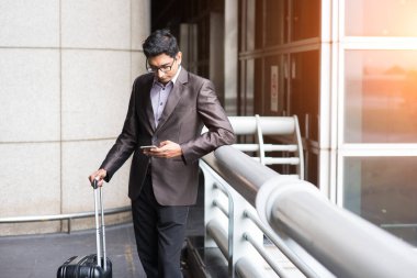 Havaalanında yürüyen adam