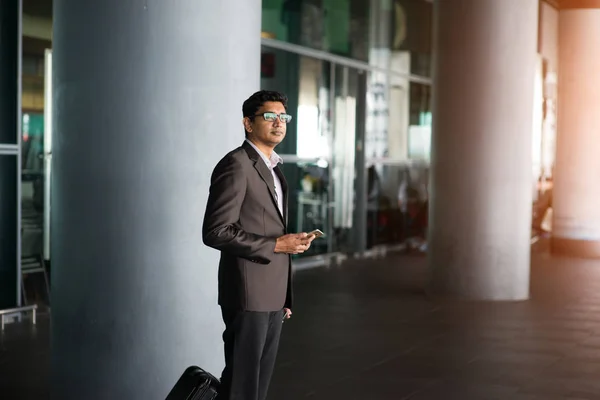 Homem andando no aeroporto — Fotografia de Stock