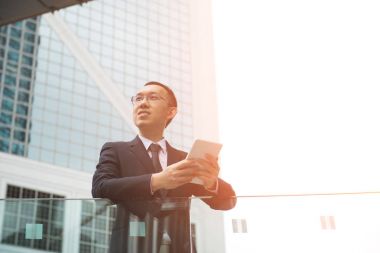 Tablet kullanan Asyalı adam 