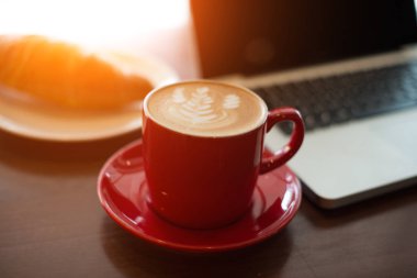 dizüstü bilgisayar ile taze sütlü kahve 