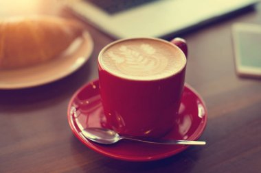 dizüstü bilgisayar ile taze sütlü kahve 