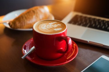 dizüstü bilgisayar ile taze sütlü kahve 